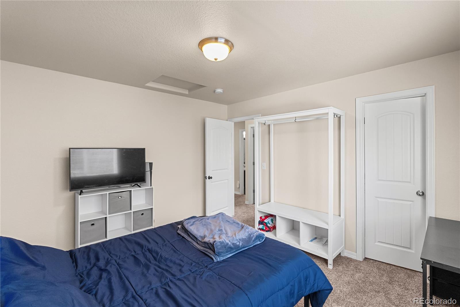 4044 Silver Star Grove