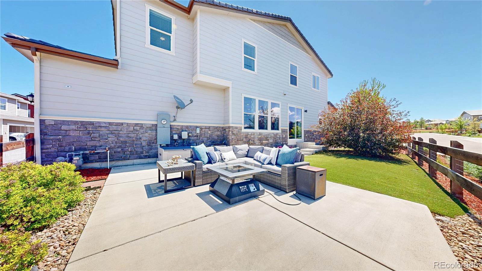 10016 Hough Point