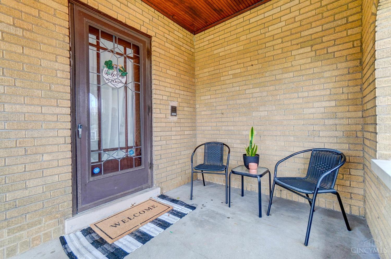 5524 Raceview Avenue