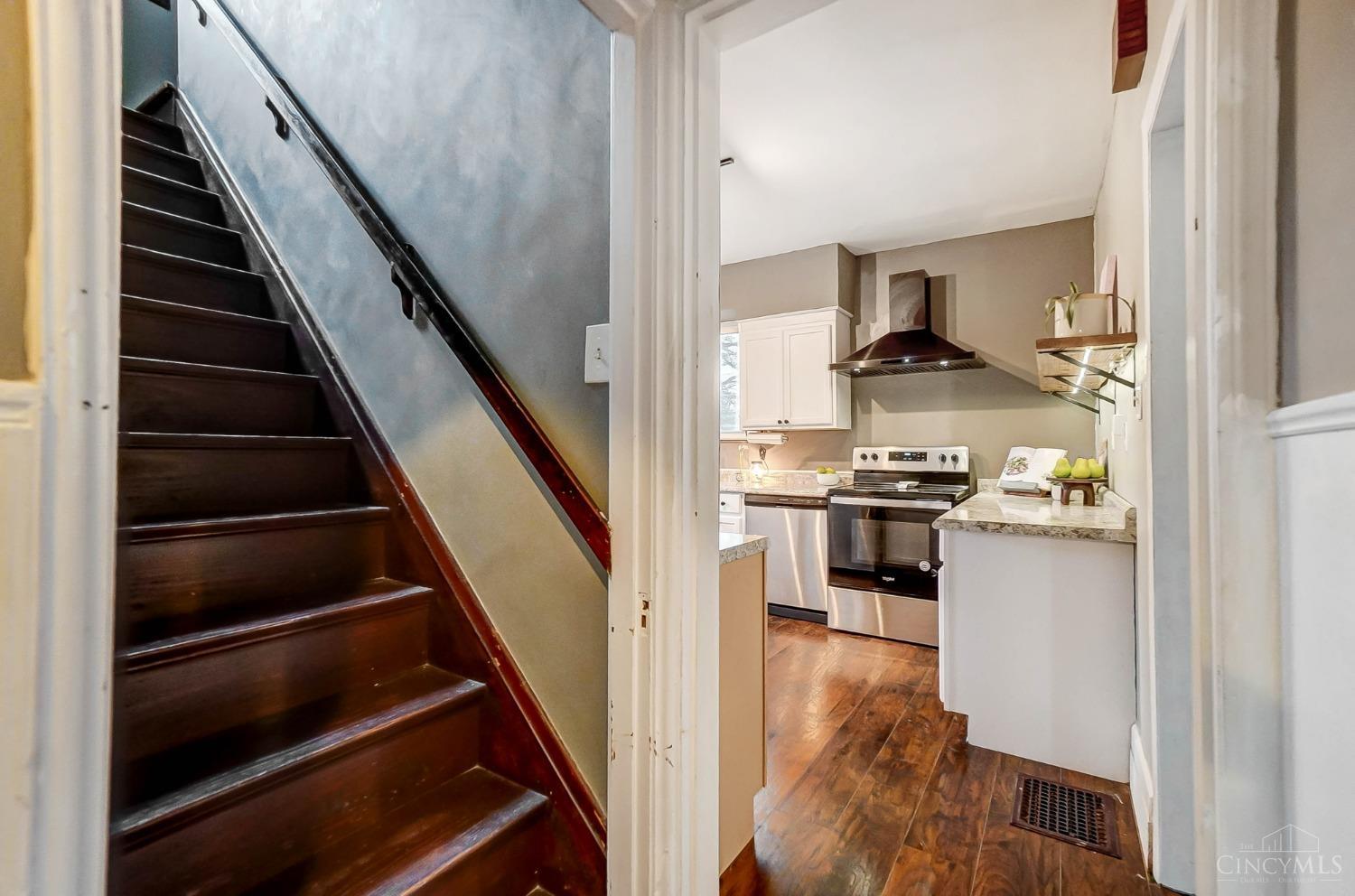 5524 Raceview Avenue