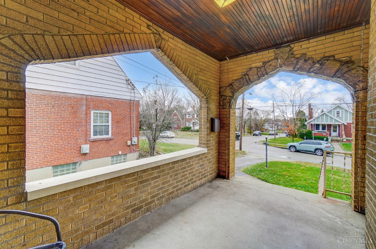 5524 Raceview Avenue