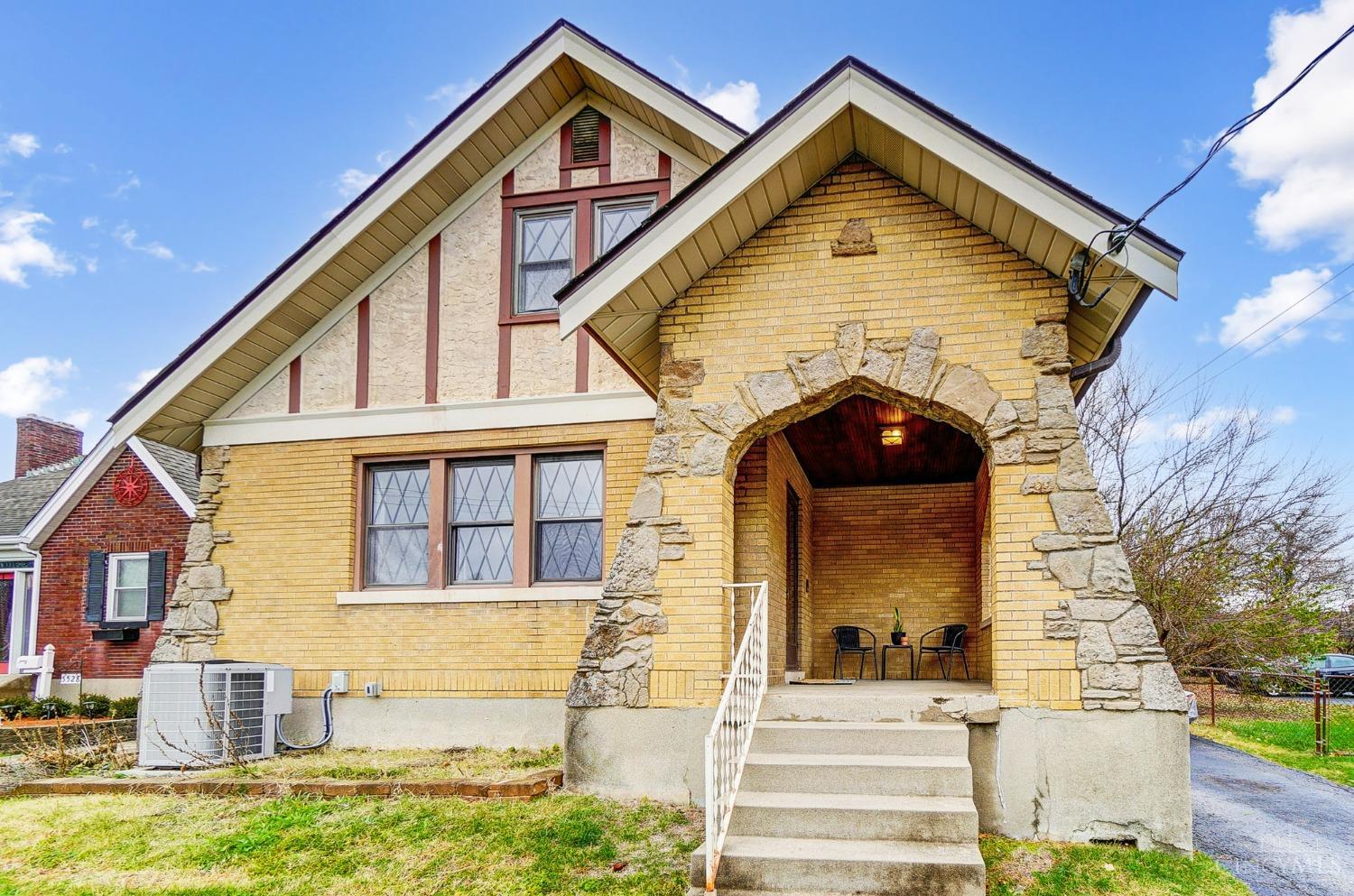 5524 Raceview Avenue