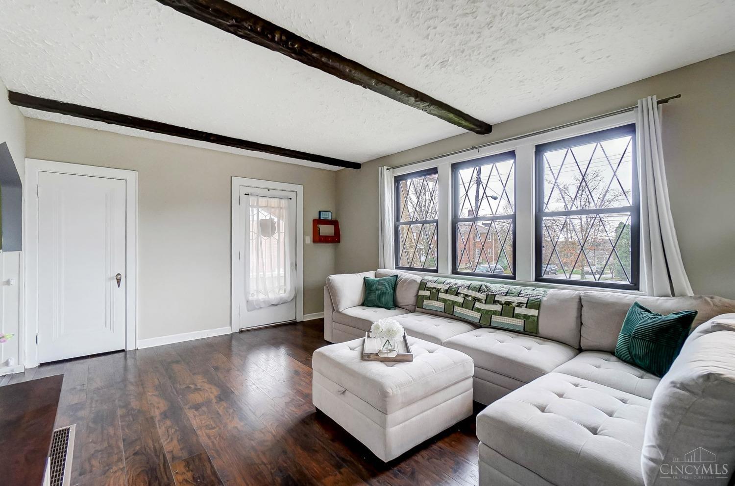 5524 Raceview Avenue