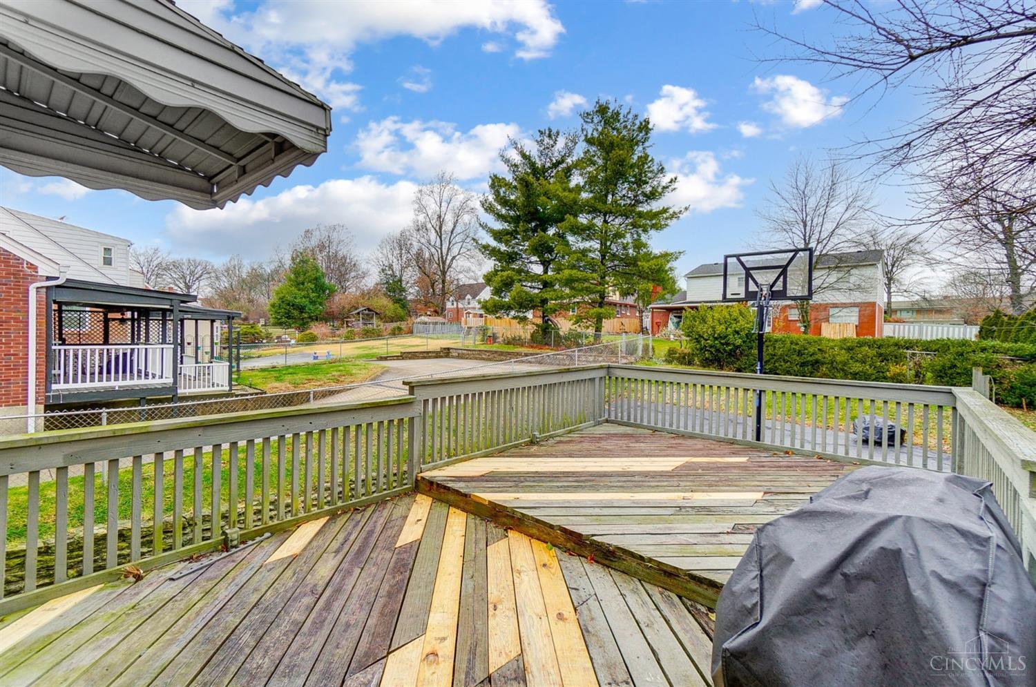 5524 Raceview Avenue