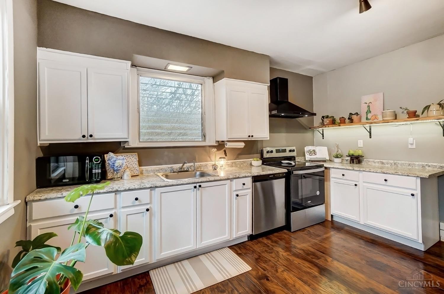 5524 Raceview Avenue