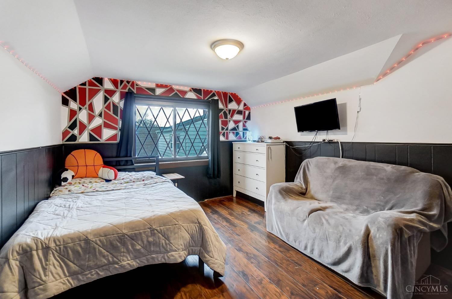 5524 Raceview Avenue