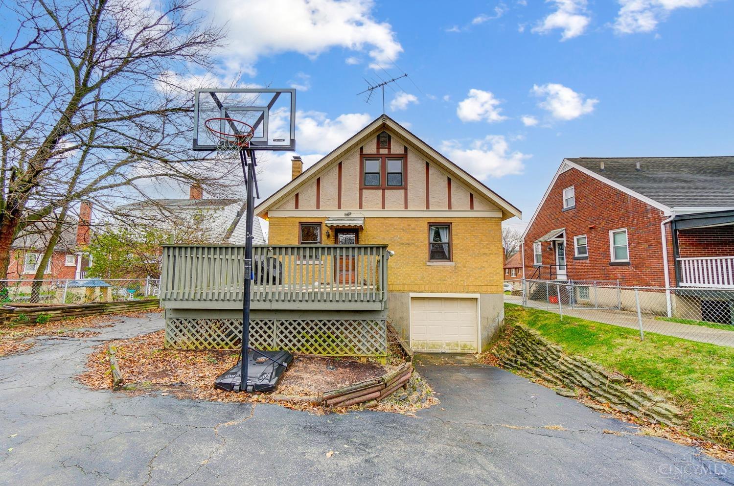 5524 Raceview Avenue