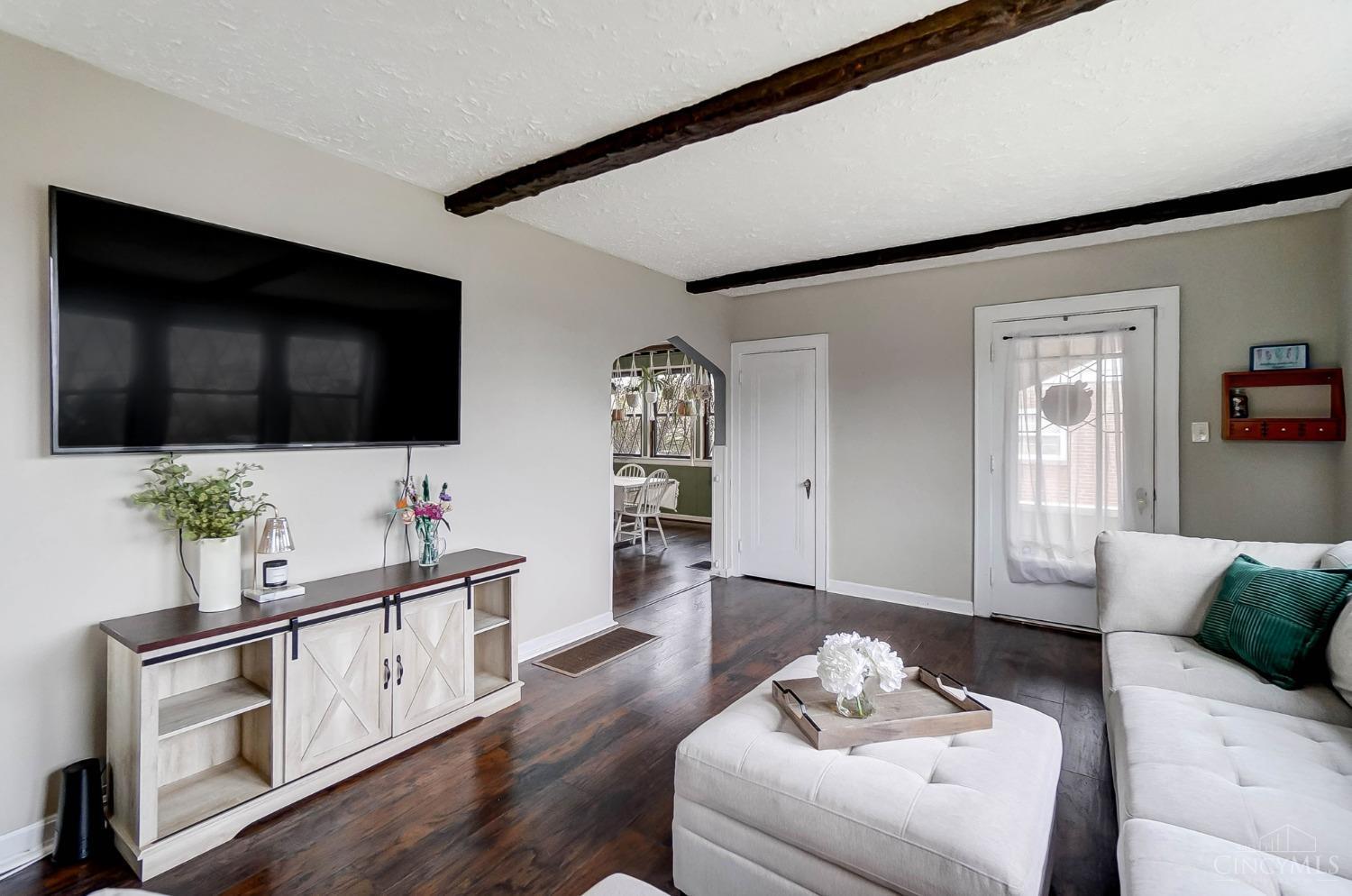 5524 Raceview Avenue