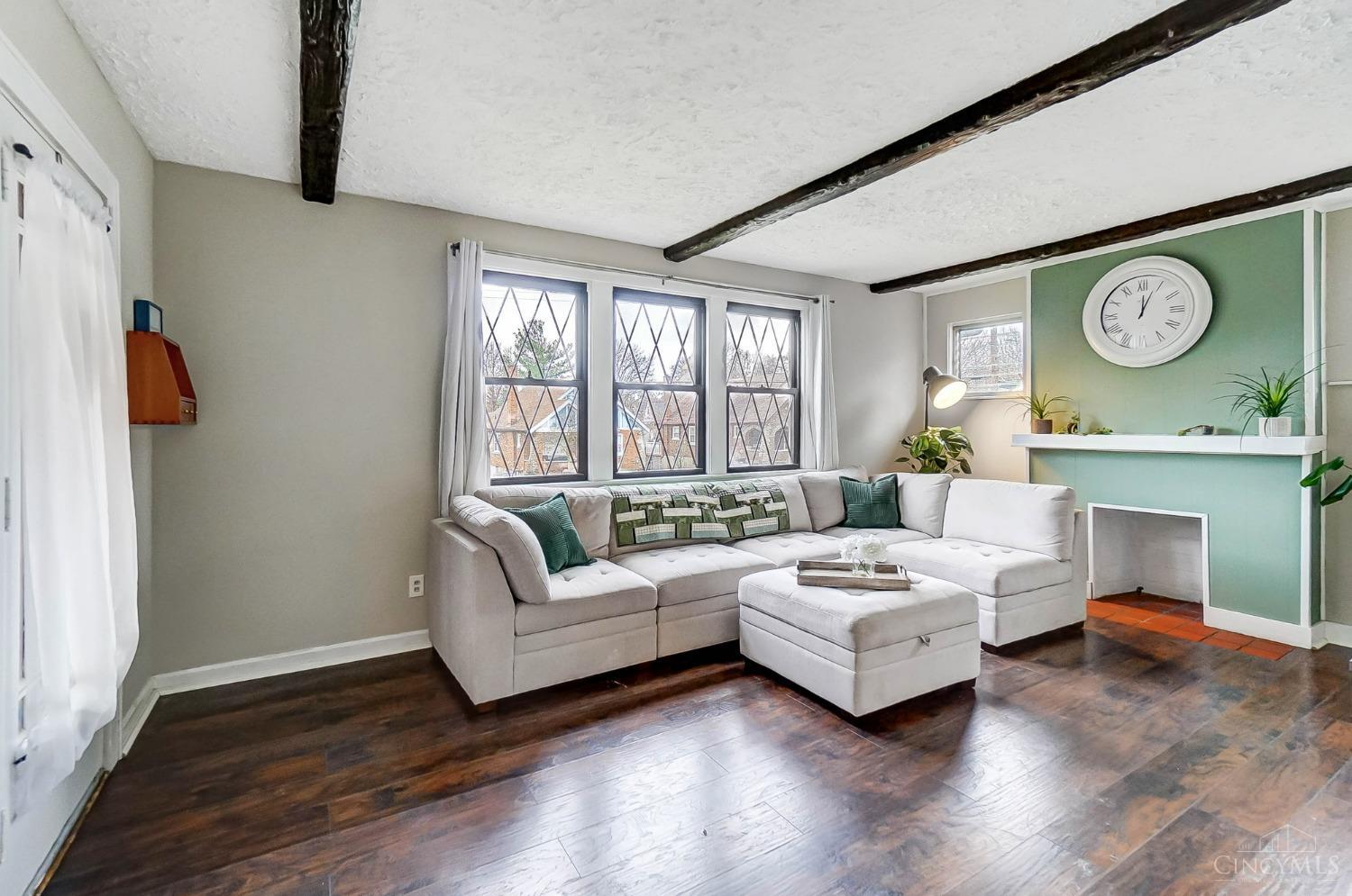 5524 Raceview Avenue