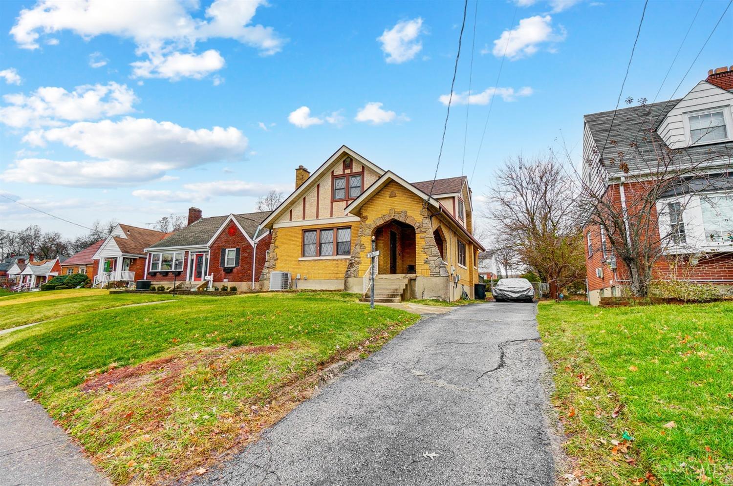 5524 Raceview Avenue