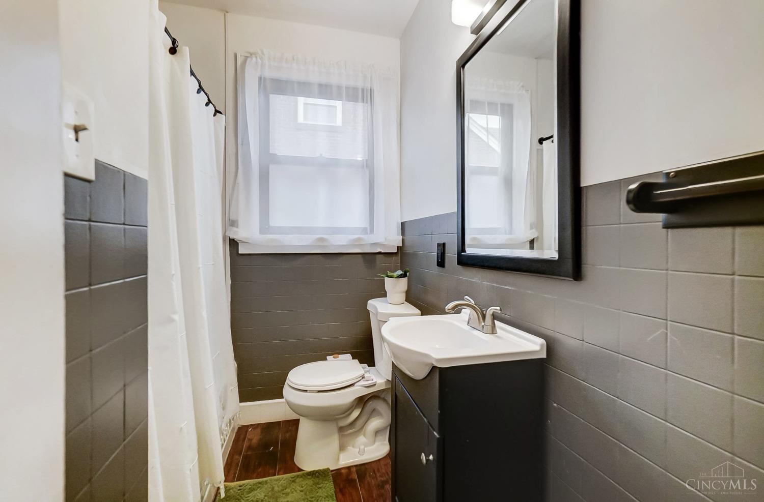 5524 Raceview Avenue