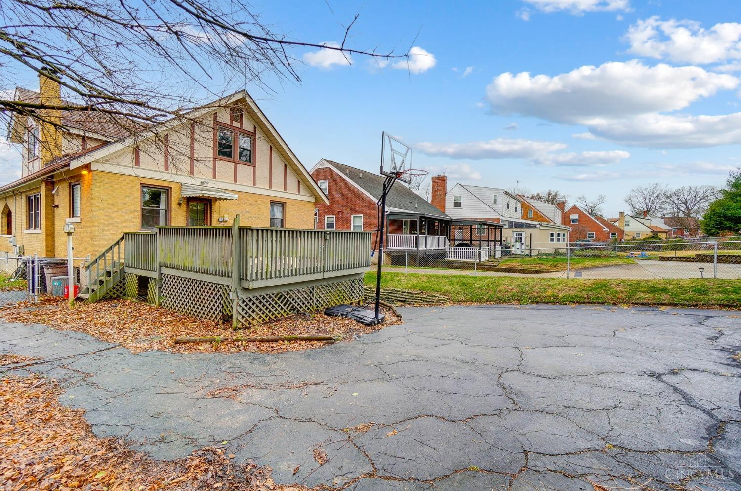 5524 Raceview Avenue