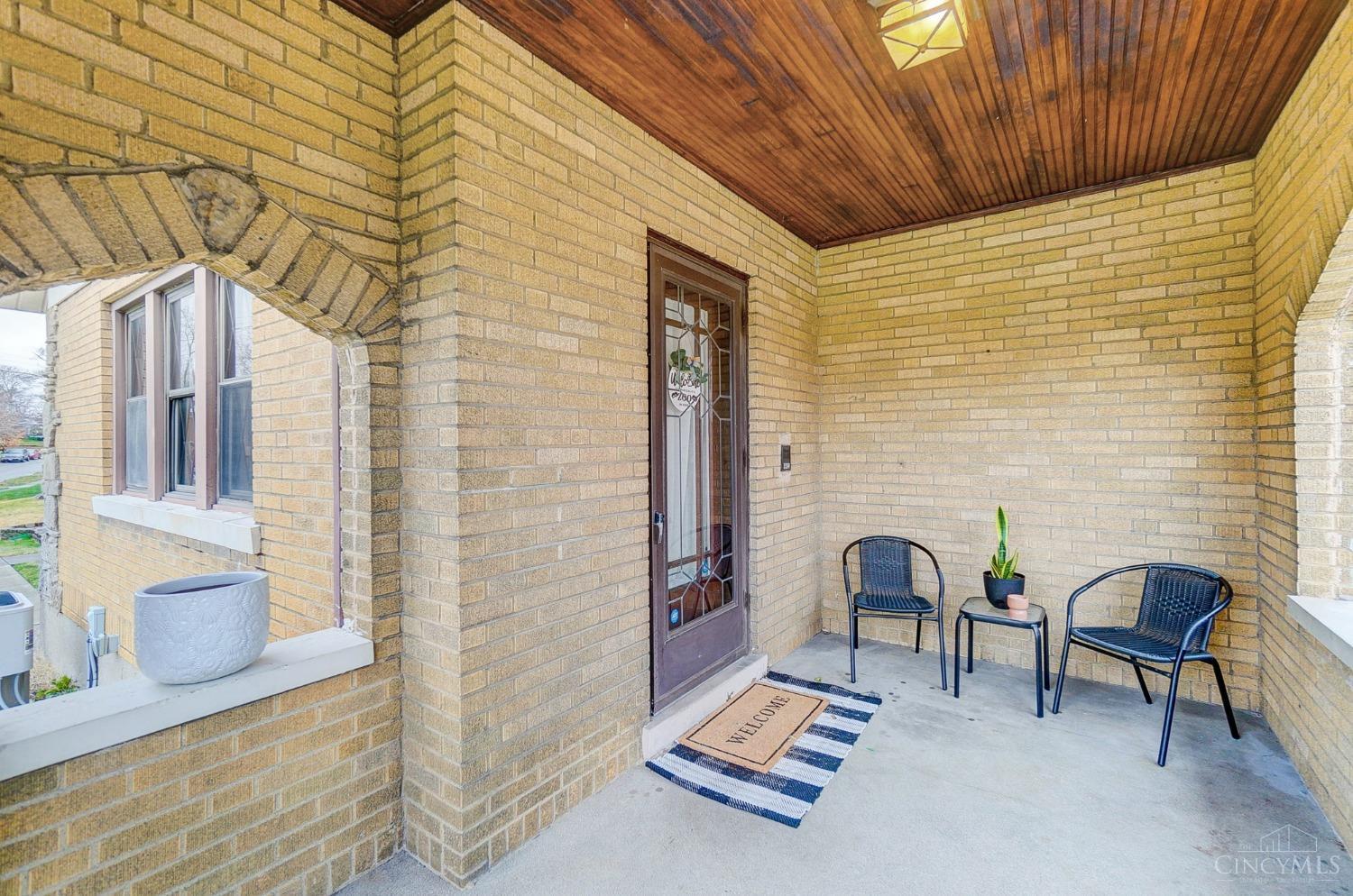 5524 Raceview Avenue