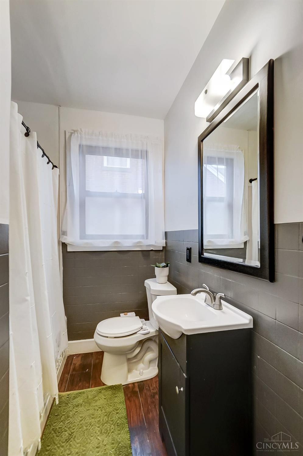 5524 Raceview Avenue