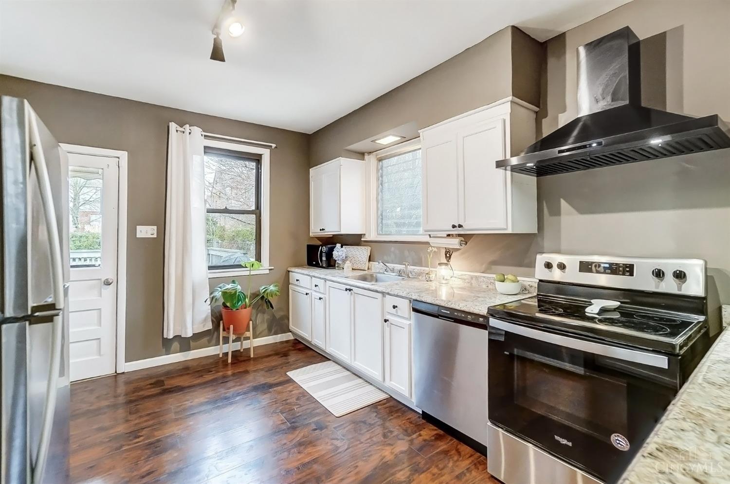 5524 Raceview Avenue