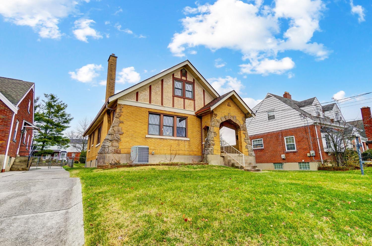 5524 Raceview Avenue