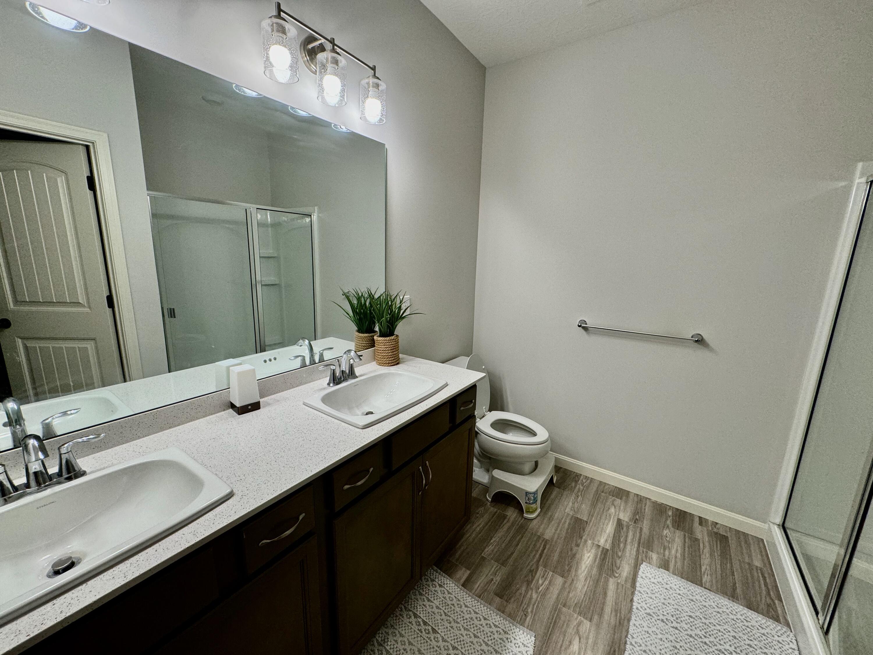 700 Streamside Drive, Upper