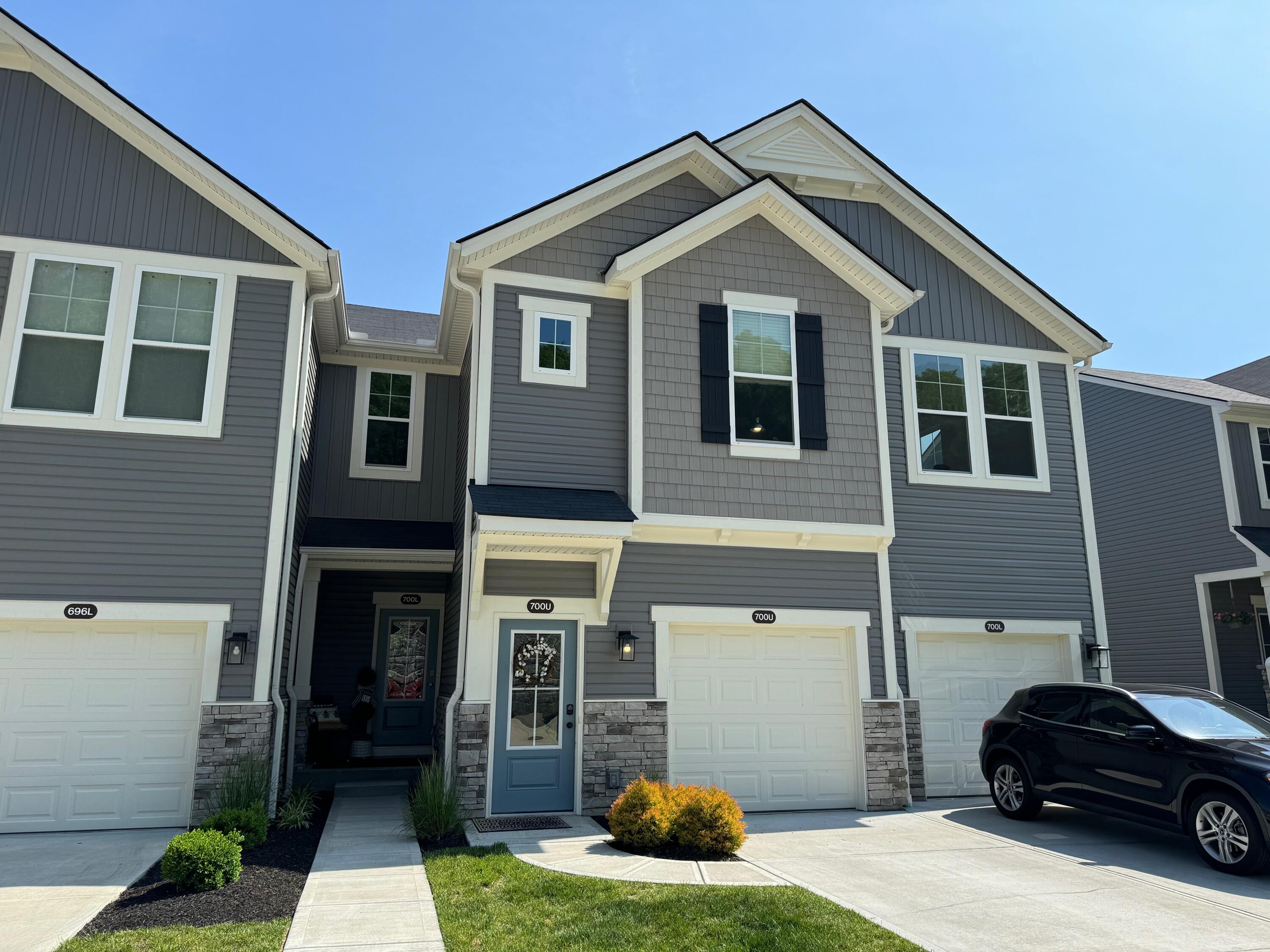 700 Streamside Drive, Upper