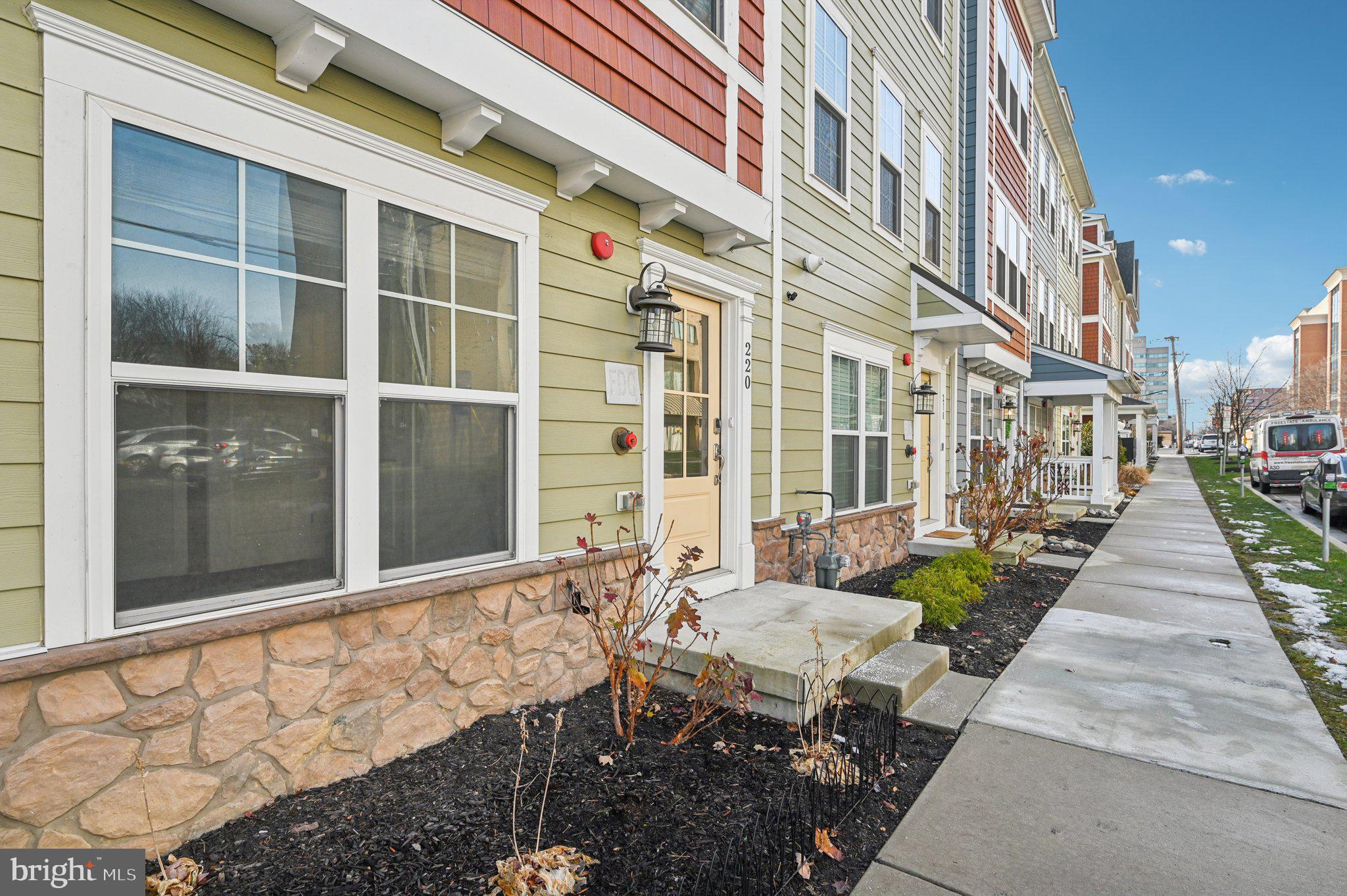 220 E PENNSYLVANIA AVENUE