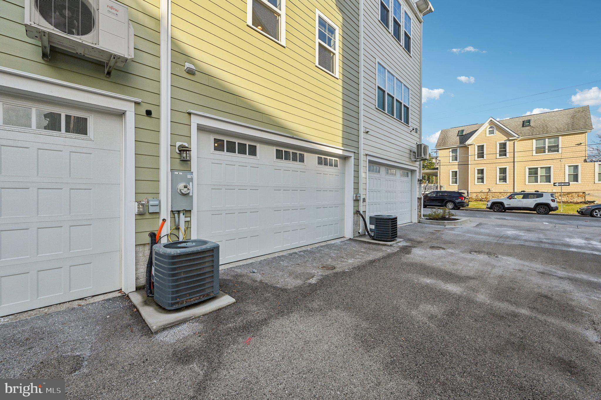 220 E PENNSYLVANIA AVENUE