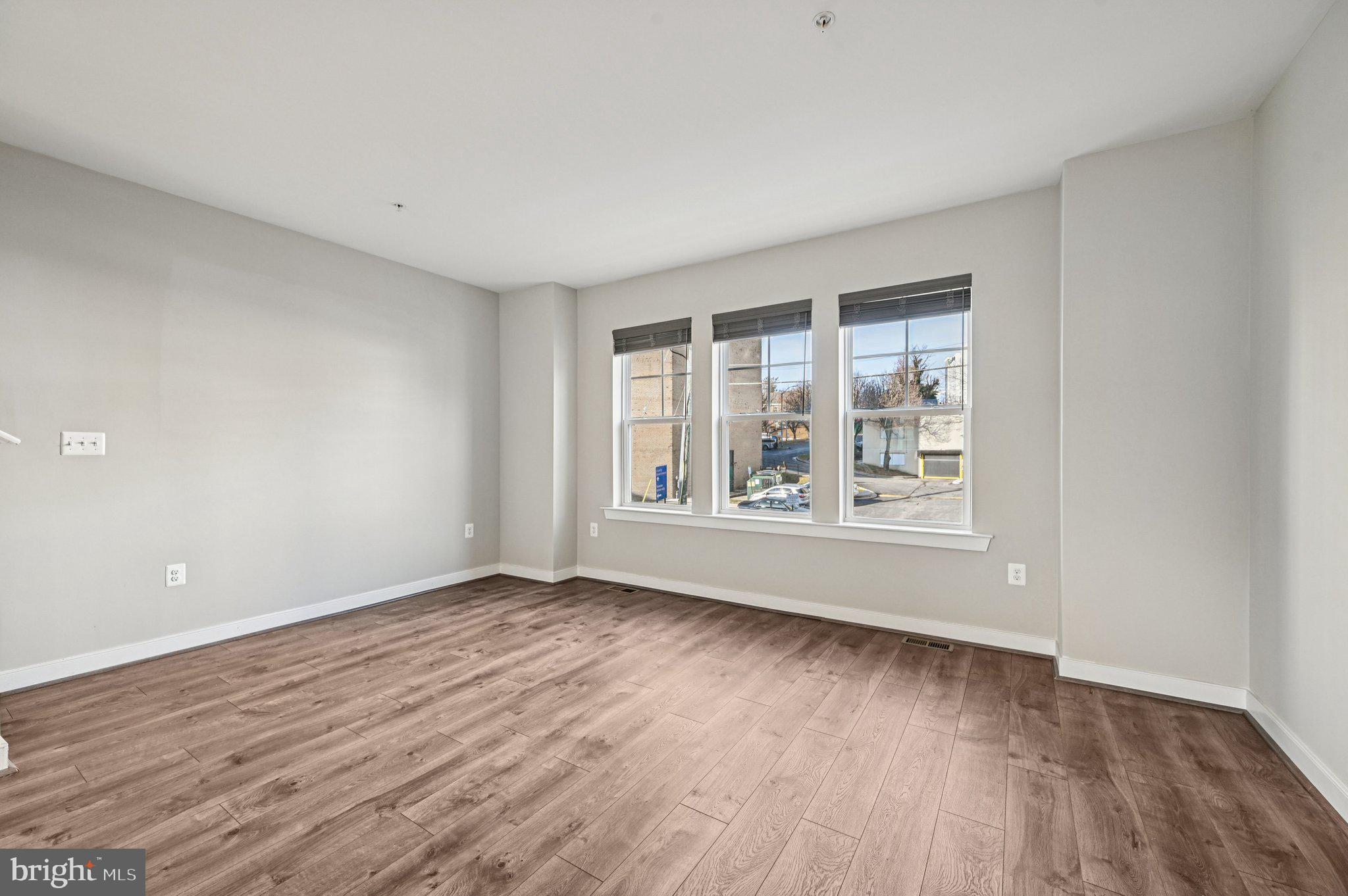 220 E PENNSYLVANIA AVENUE