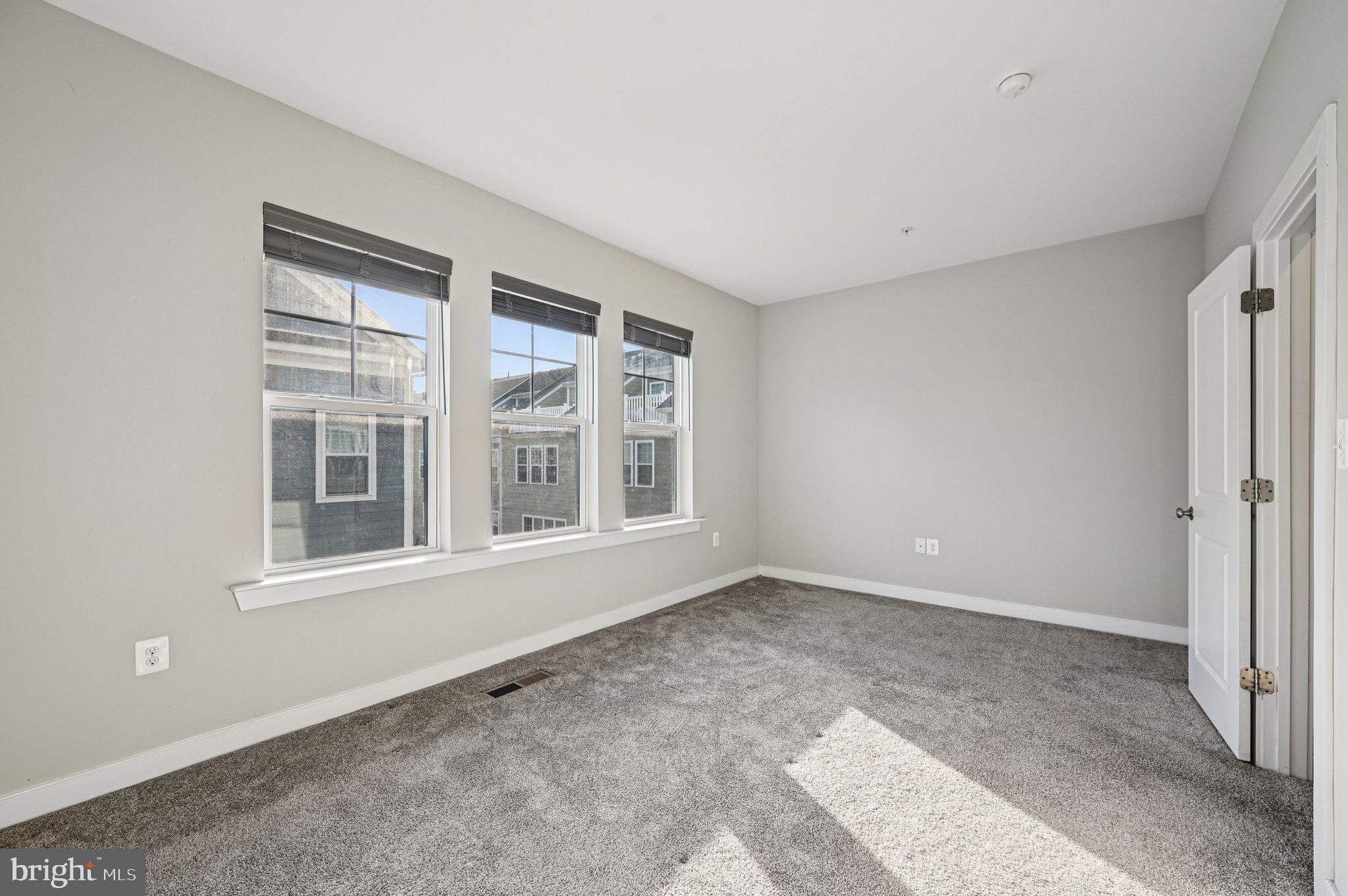 220 E PENNSYLVANIA AVENUE