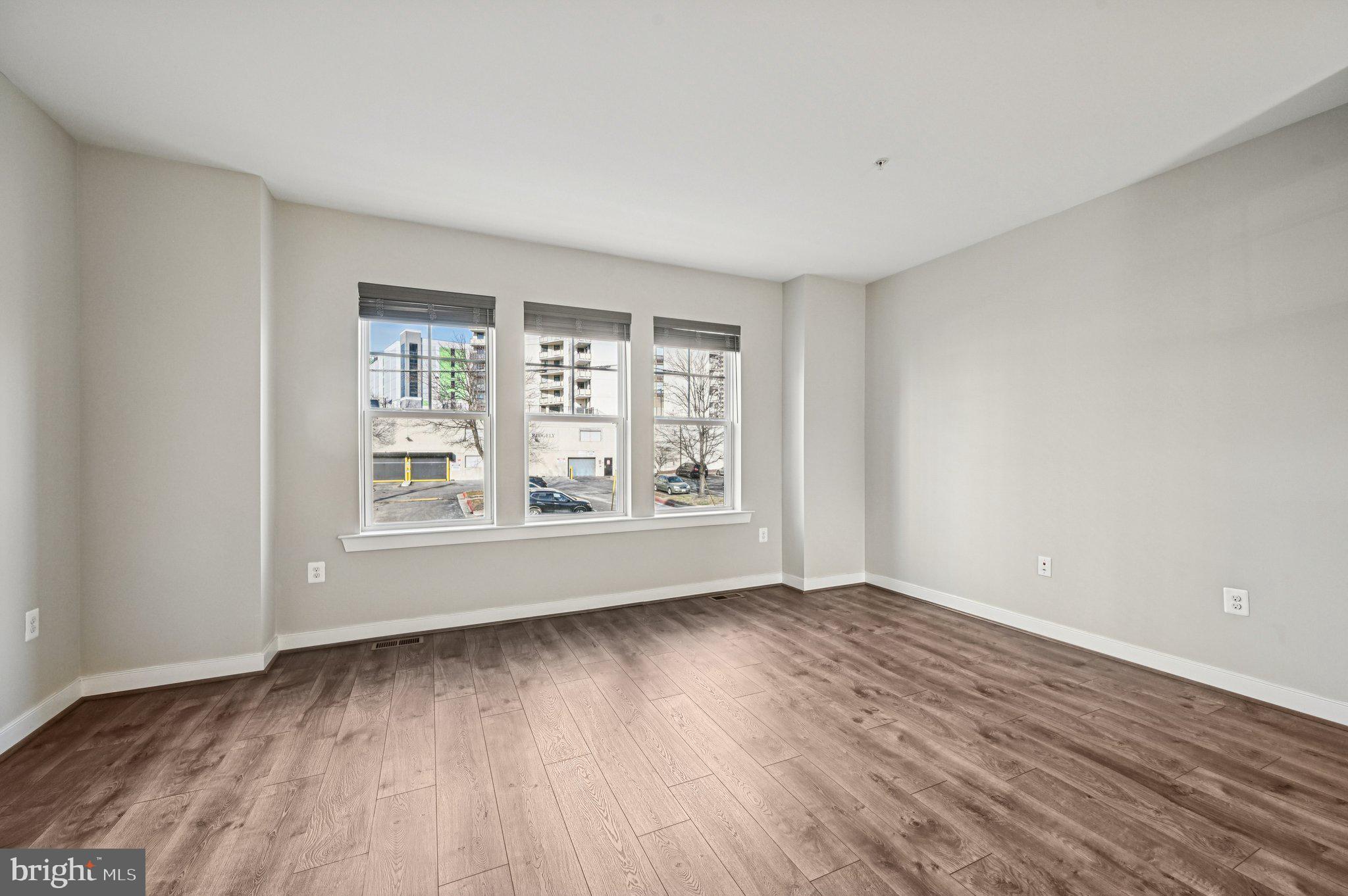 220 E PENNSYLVANIA AVENUE