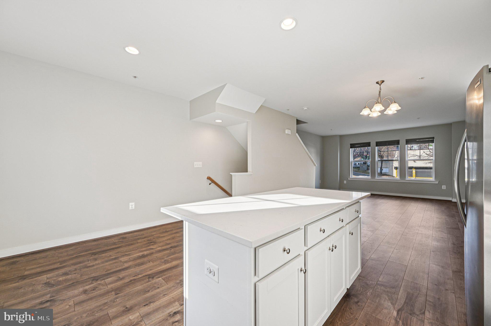 220 E PENNSYLVANIA AVENUE