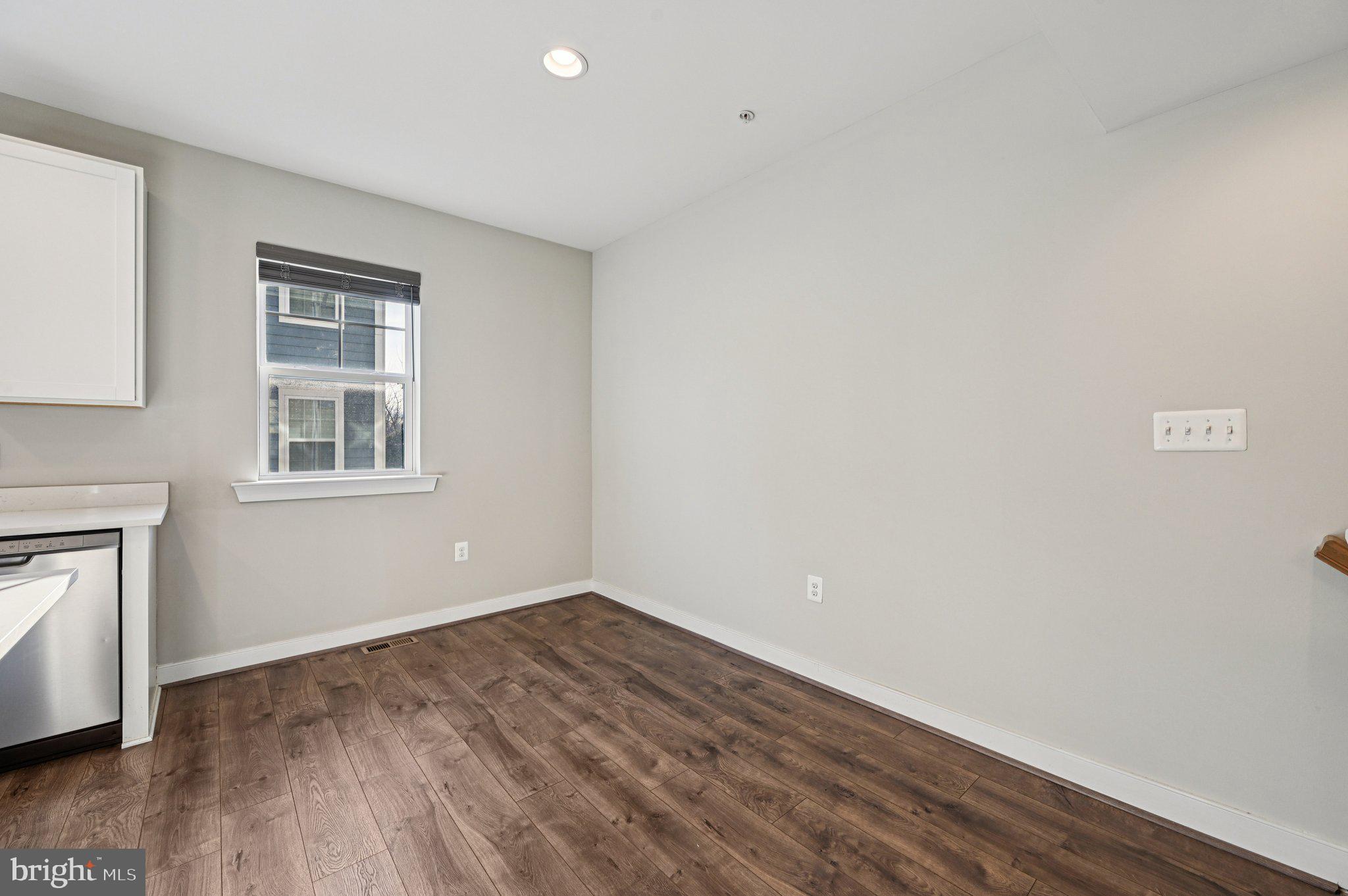 220 E PENNSYLVANIA AVENUE