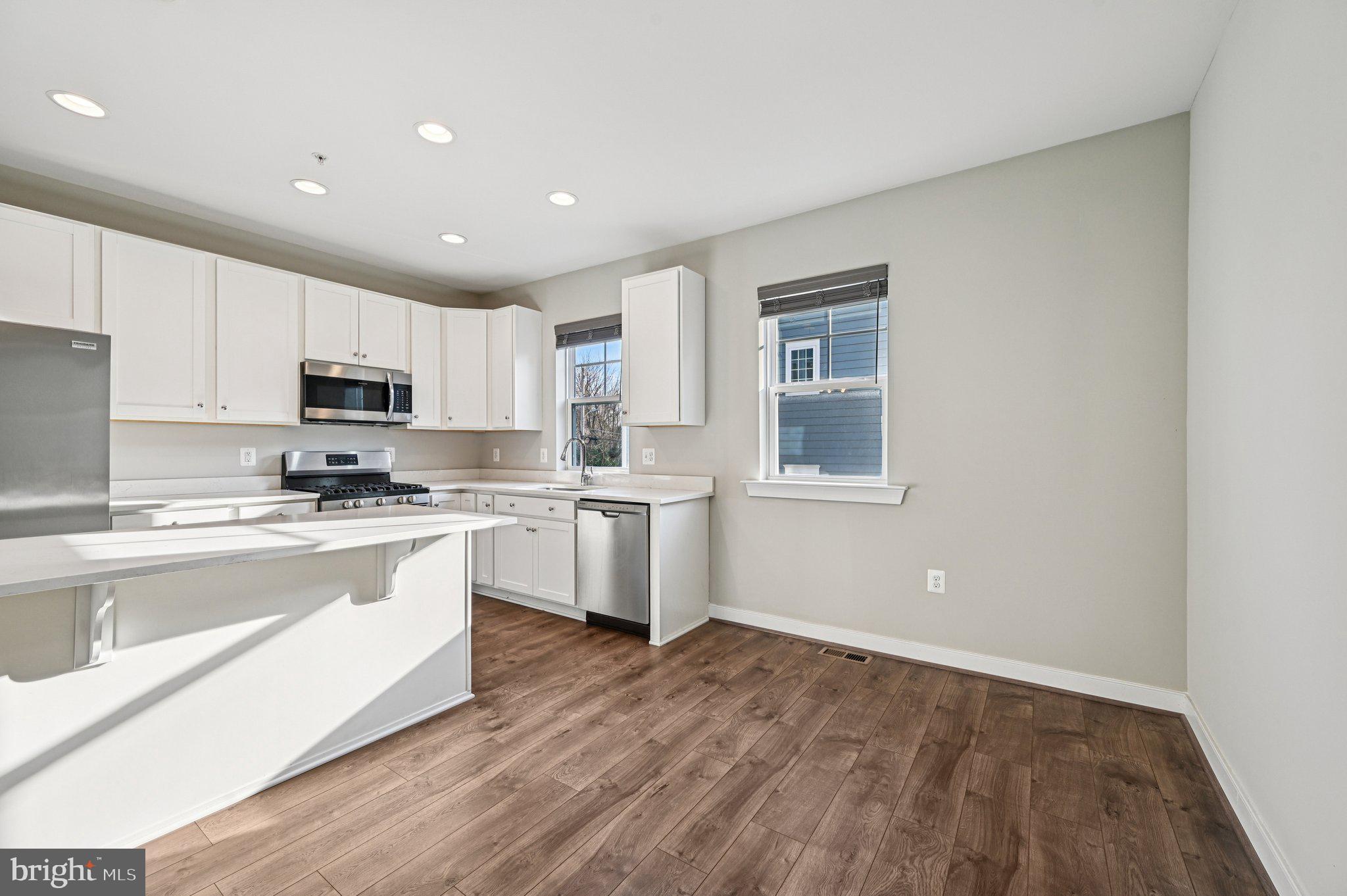 220 E PENNSYLVANIA AVENUE