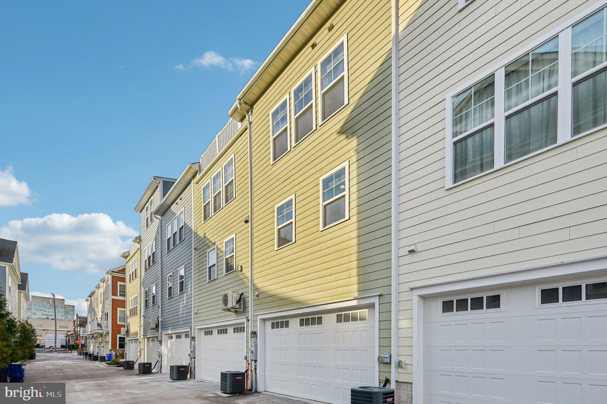 220 E PENNSYLVANIA AVENUE