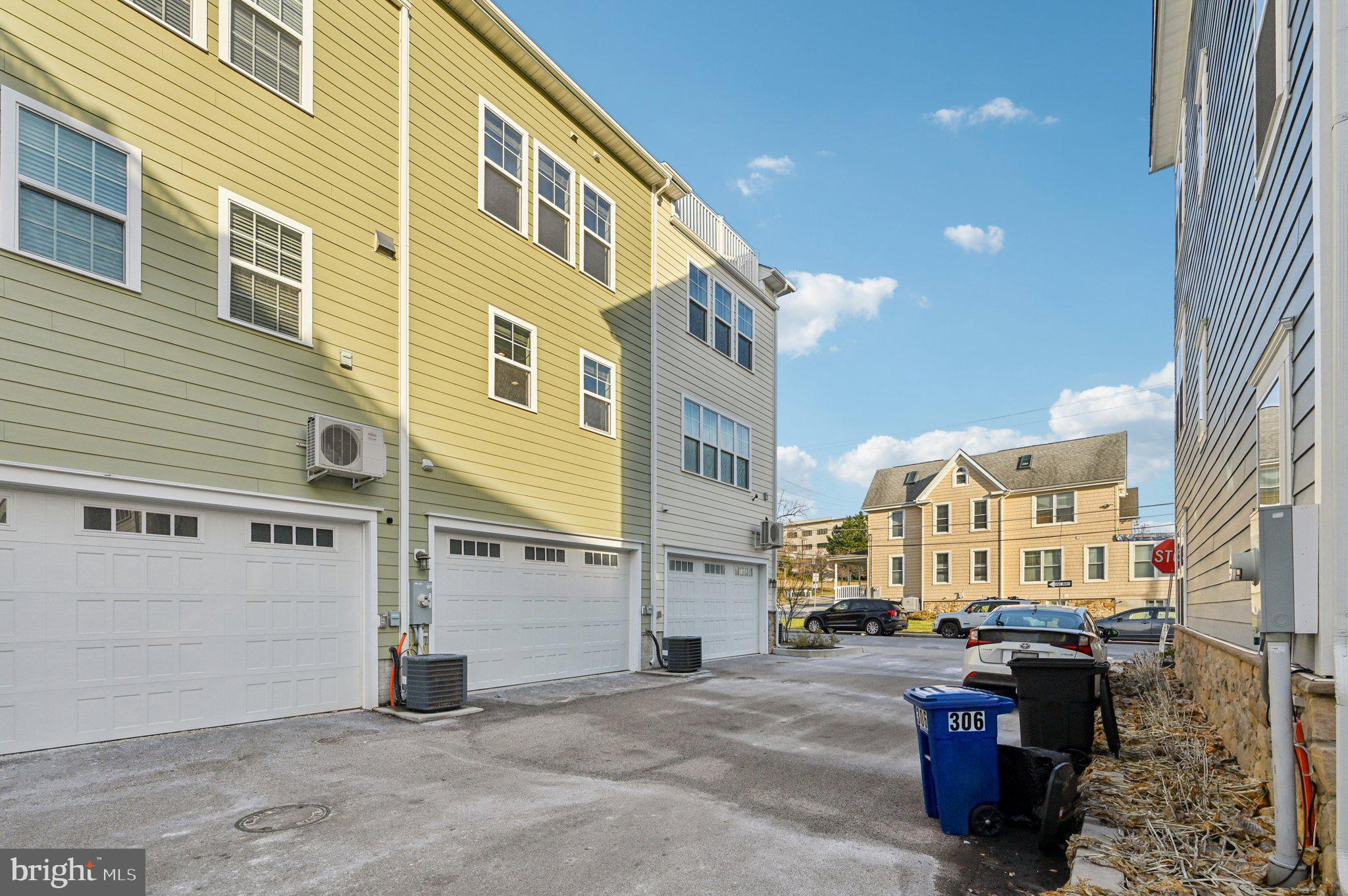 220 E PENNSYLVANIA AVENUE