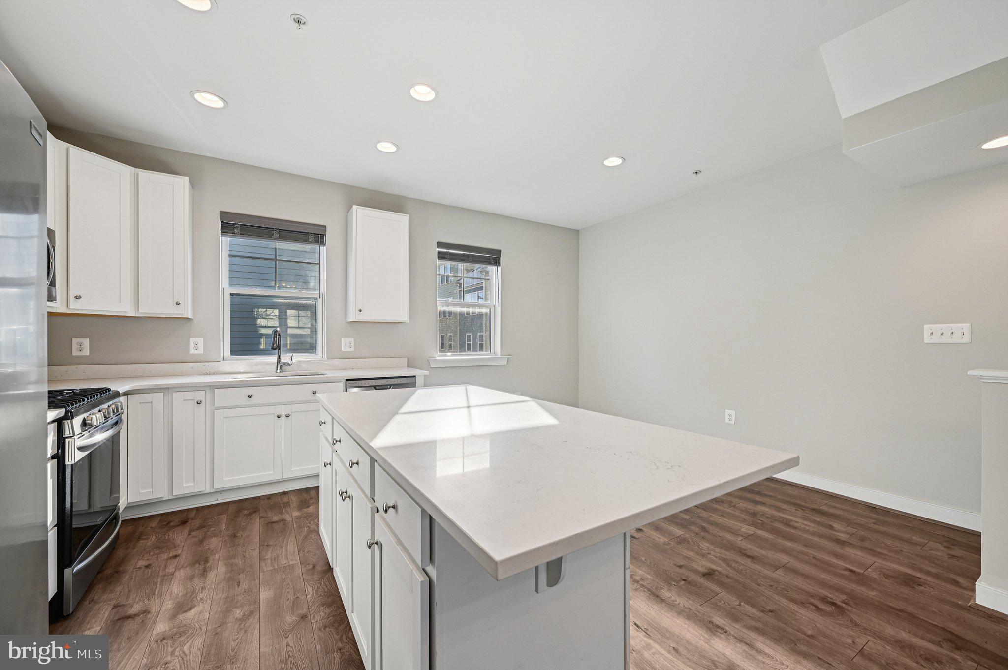 220 E PENNSYLVANIA AVENUE