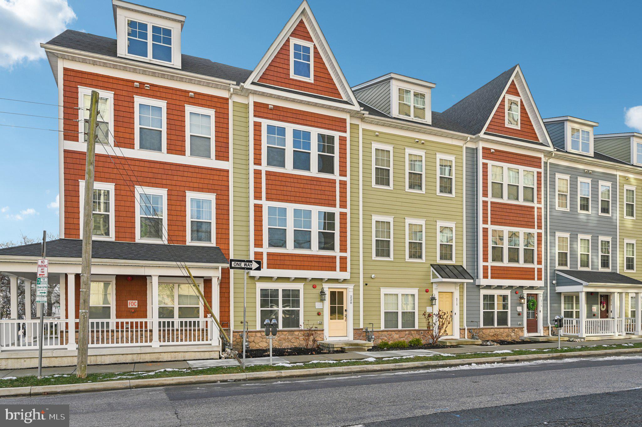 220 E PENNSYLVANIA AVENUE