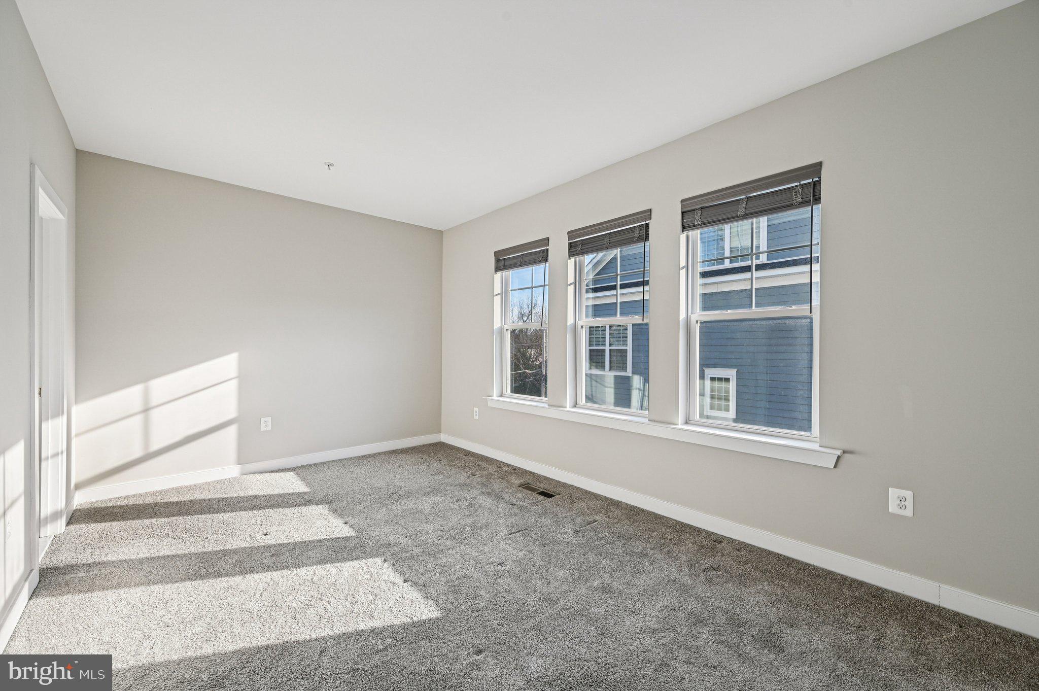 220 E PENNSYLVANIA AVENUE