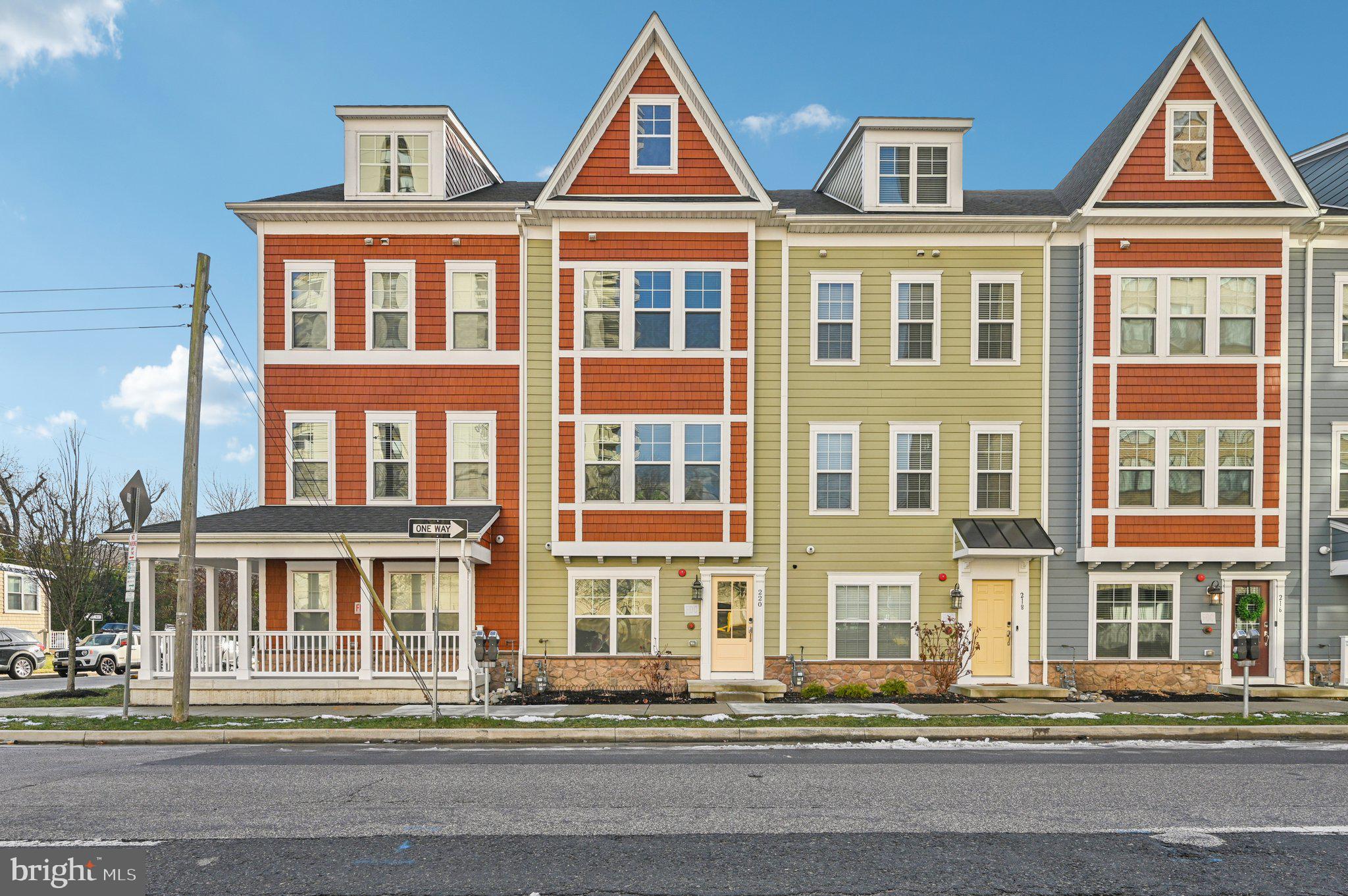 220 E PENNSYLVANIA AVENUE