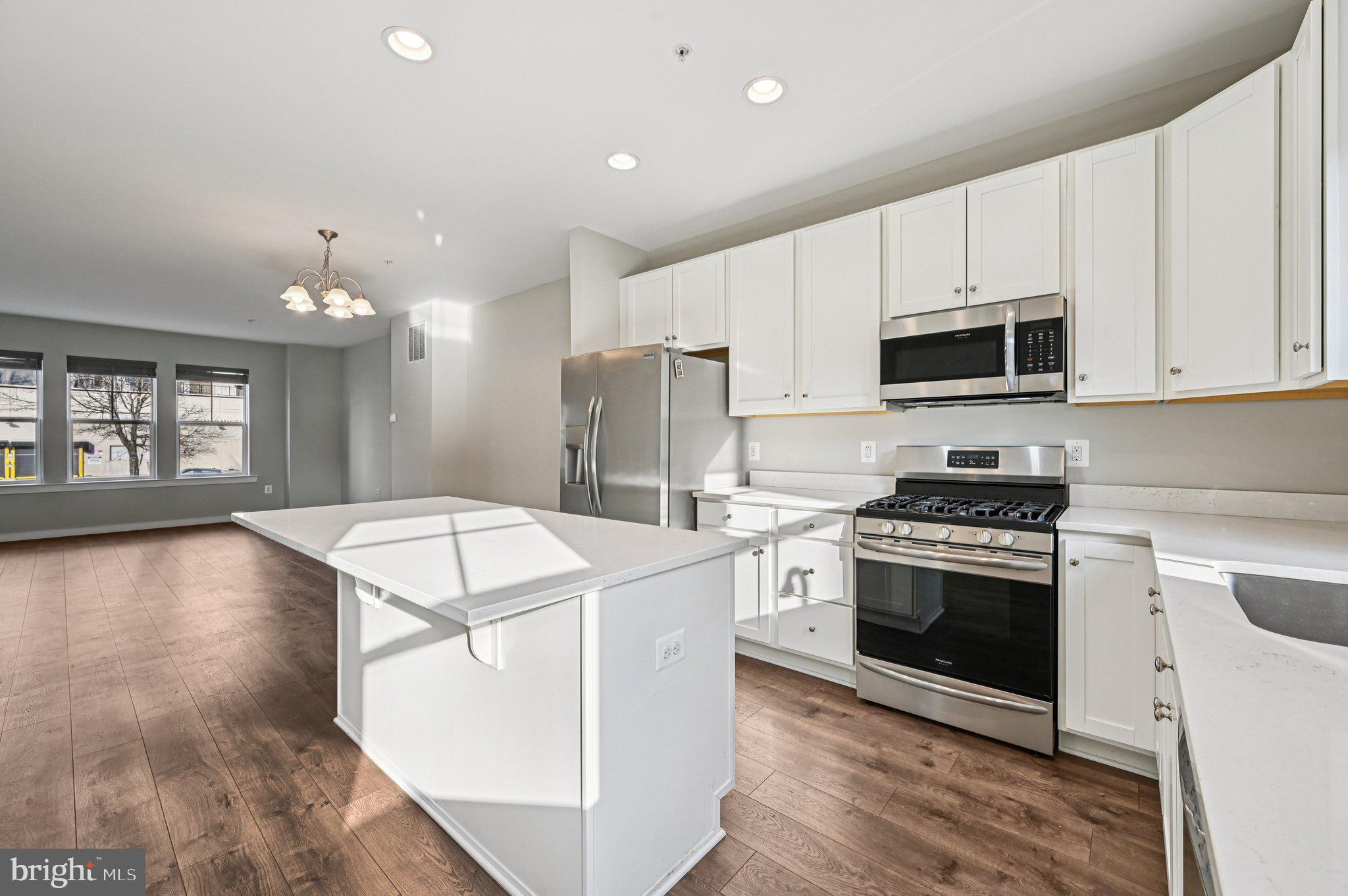 220 E PENNSYLVANIA AVENUE