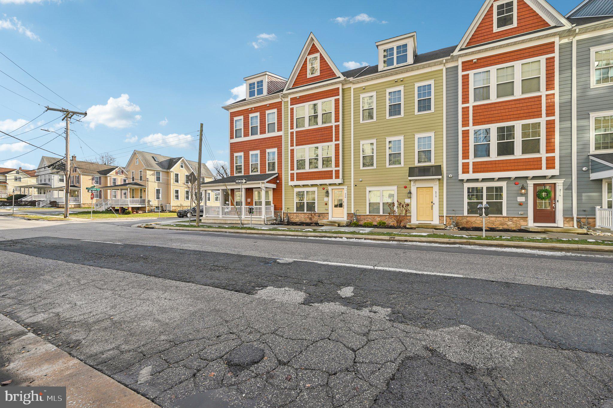 220 E PENNSYLVANIA AVENUE