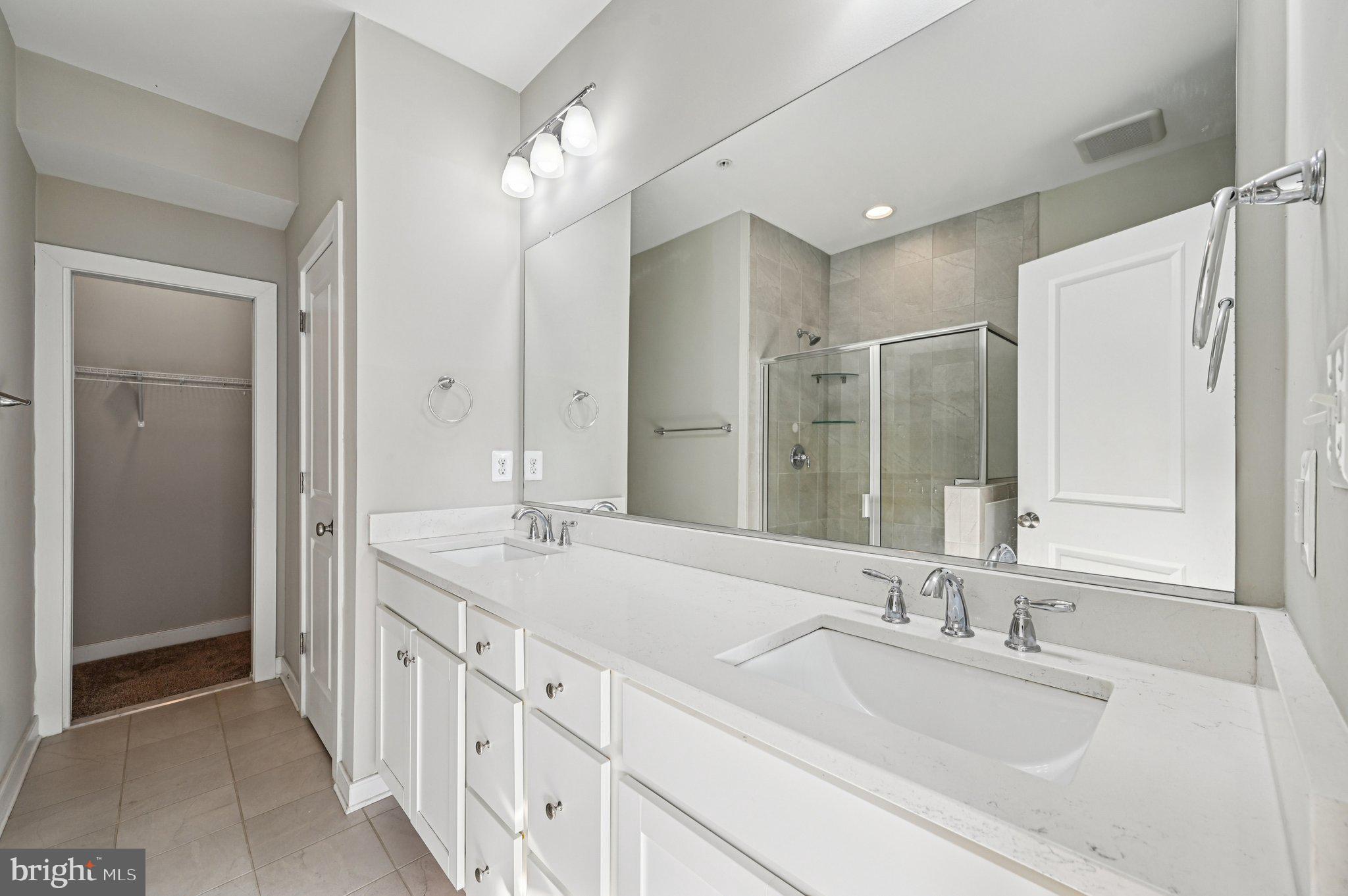 220 E PENNSYLVANIA AVENUE