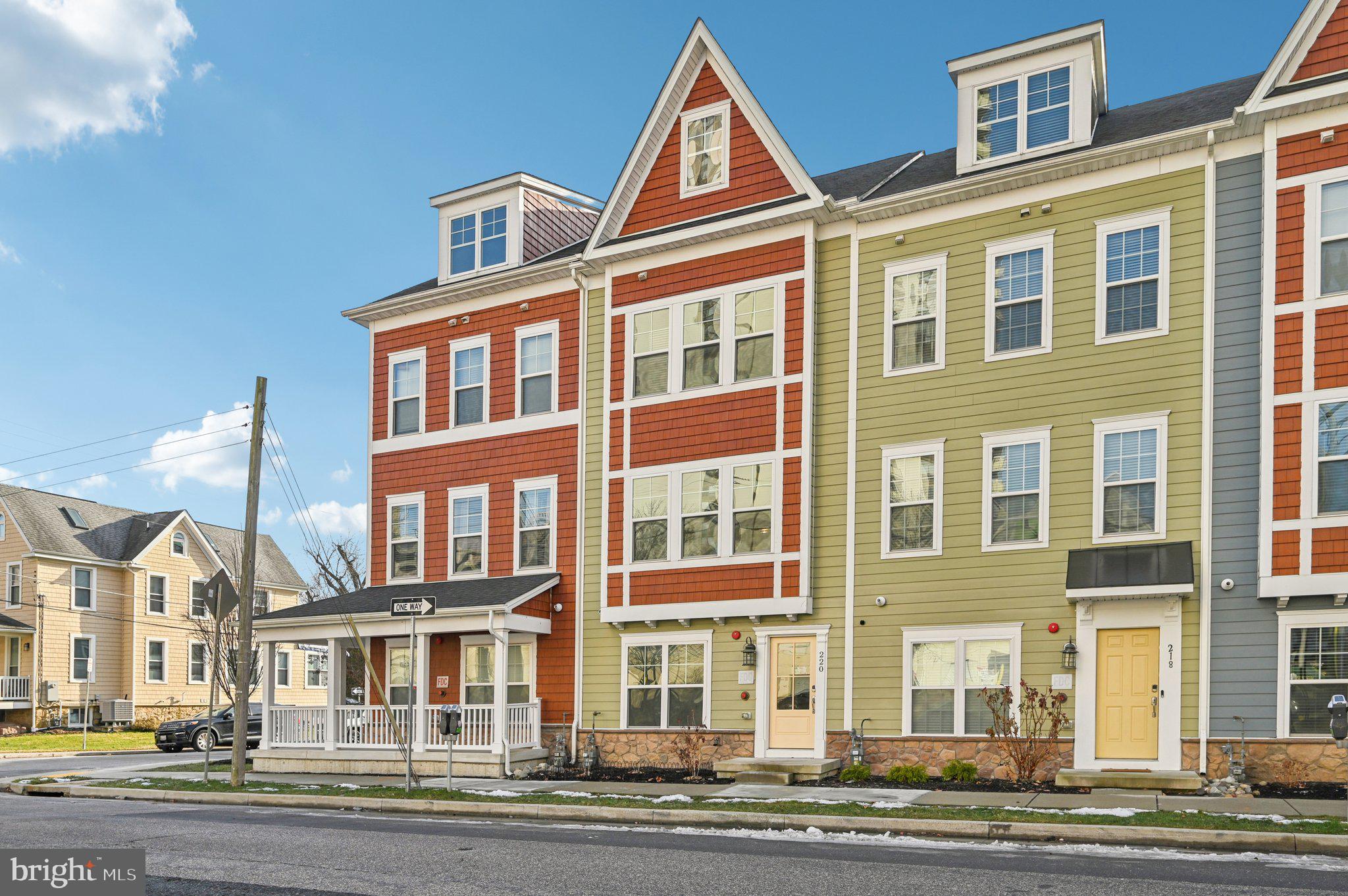 220 E PENNSYLVANIA AVENUE