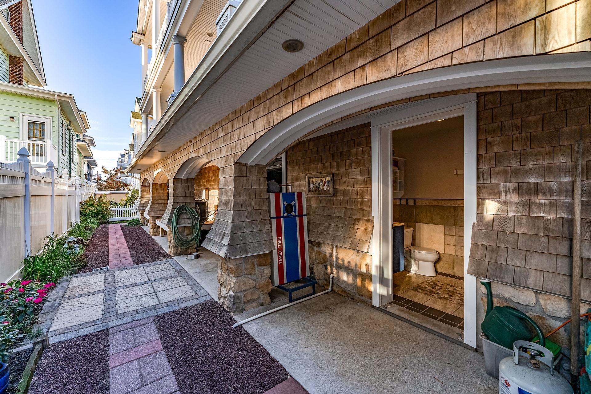 860 Pennlyn Pl Unit: 2nd + 3rd Floor