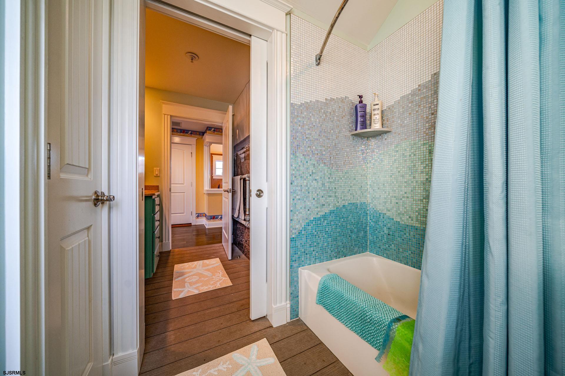 860 Pennlyn Pl Unit: 2nd + 3rd Floor