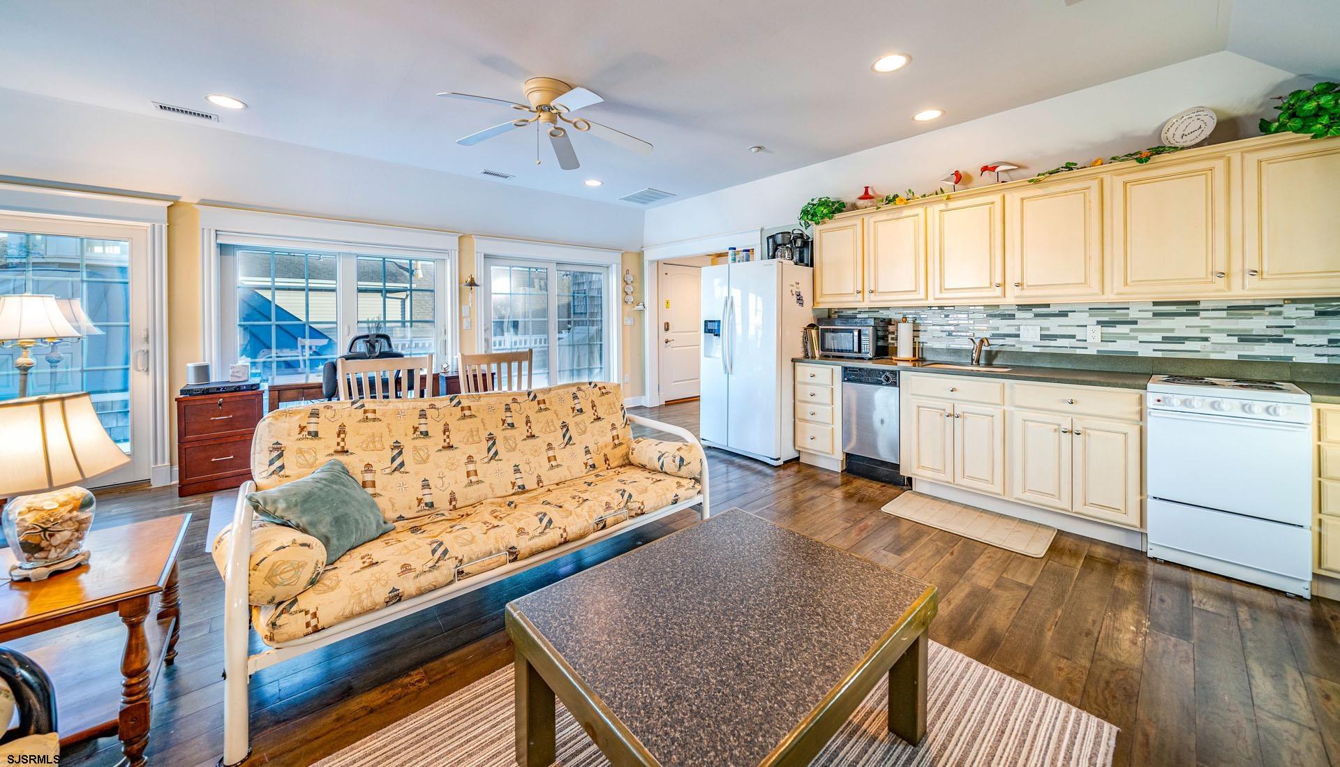 860 Pennlyn Pl Unit: 2nd + 3rd Floor