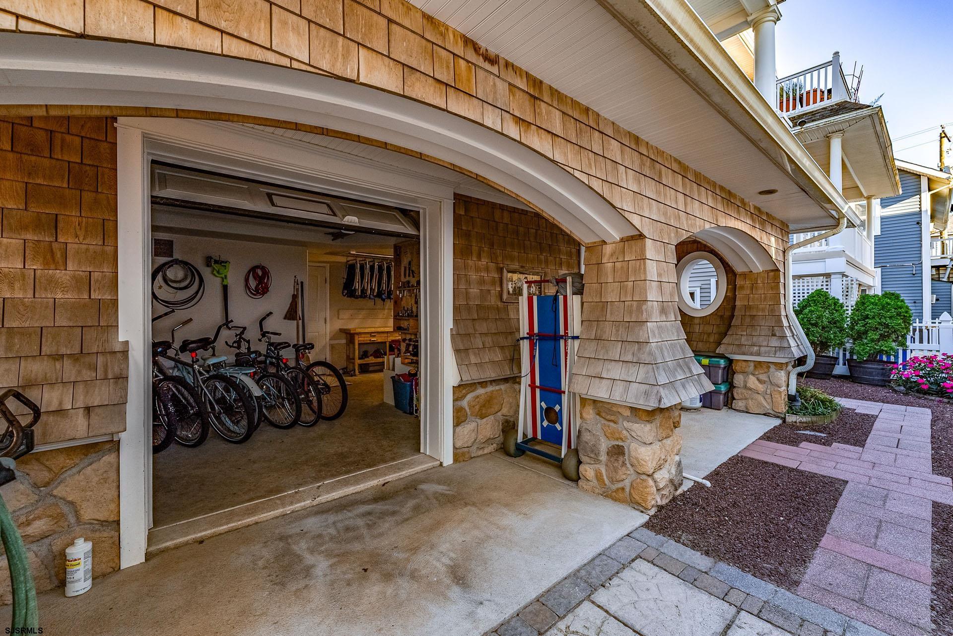 860 Pennlyn Pl Unit: 2nd + 3rd Floor