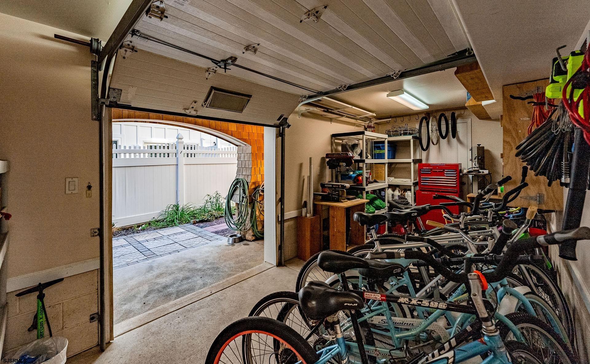 860 Pennlyn Pl Unit: 2nd + 3rd Floor