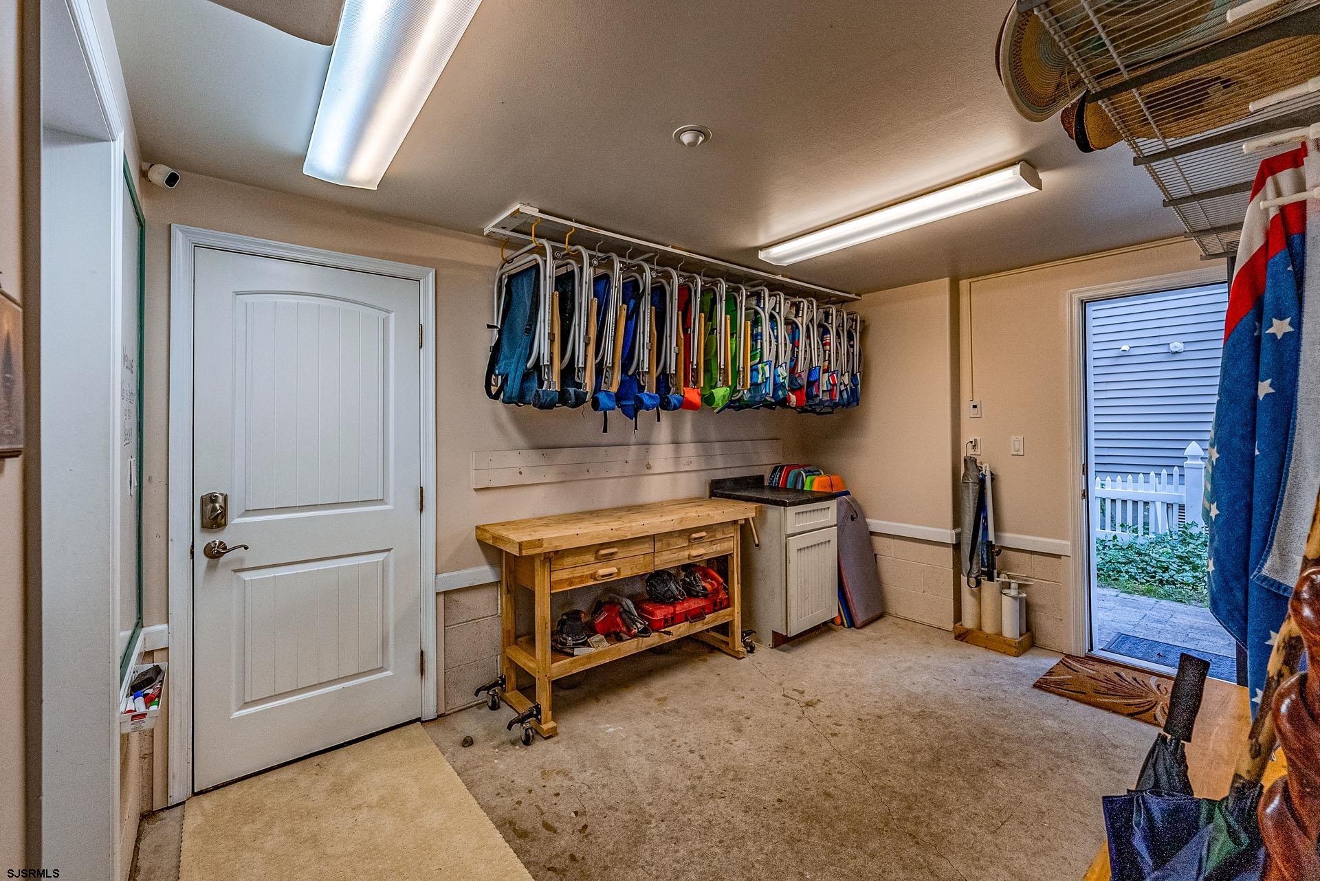 860 Pennlyn Pl Unit: 2nd + 3rd Floor