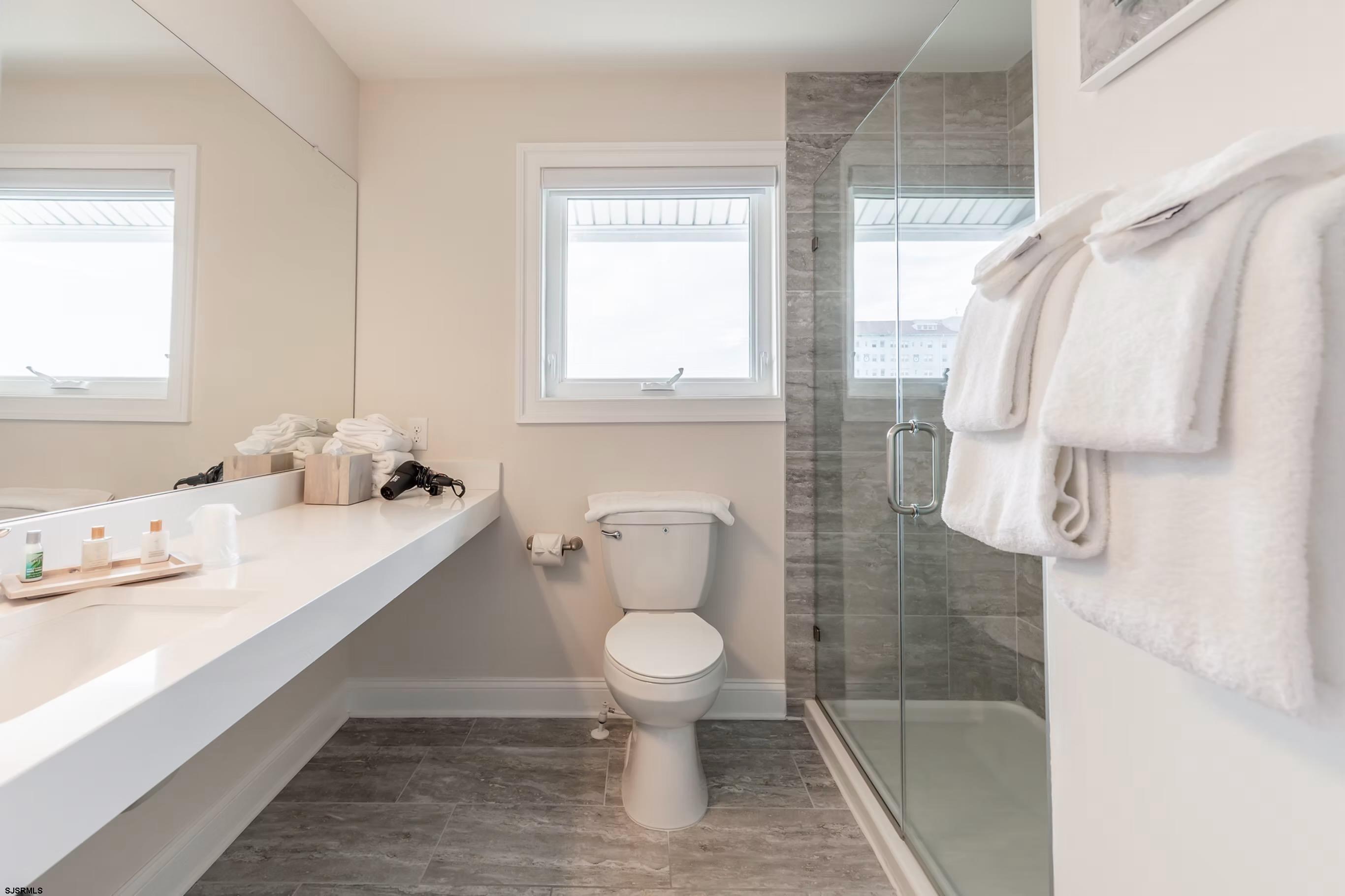 719 E 10th St Street Unit: 401