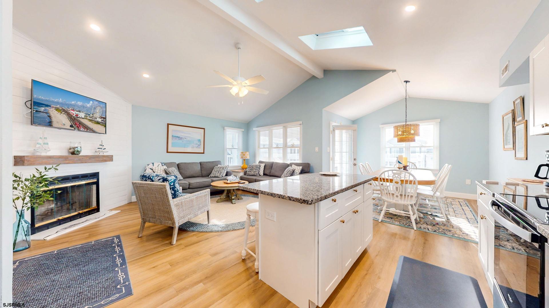 930 Bay Ave Unit: 2