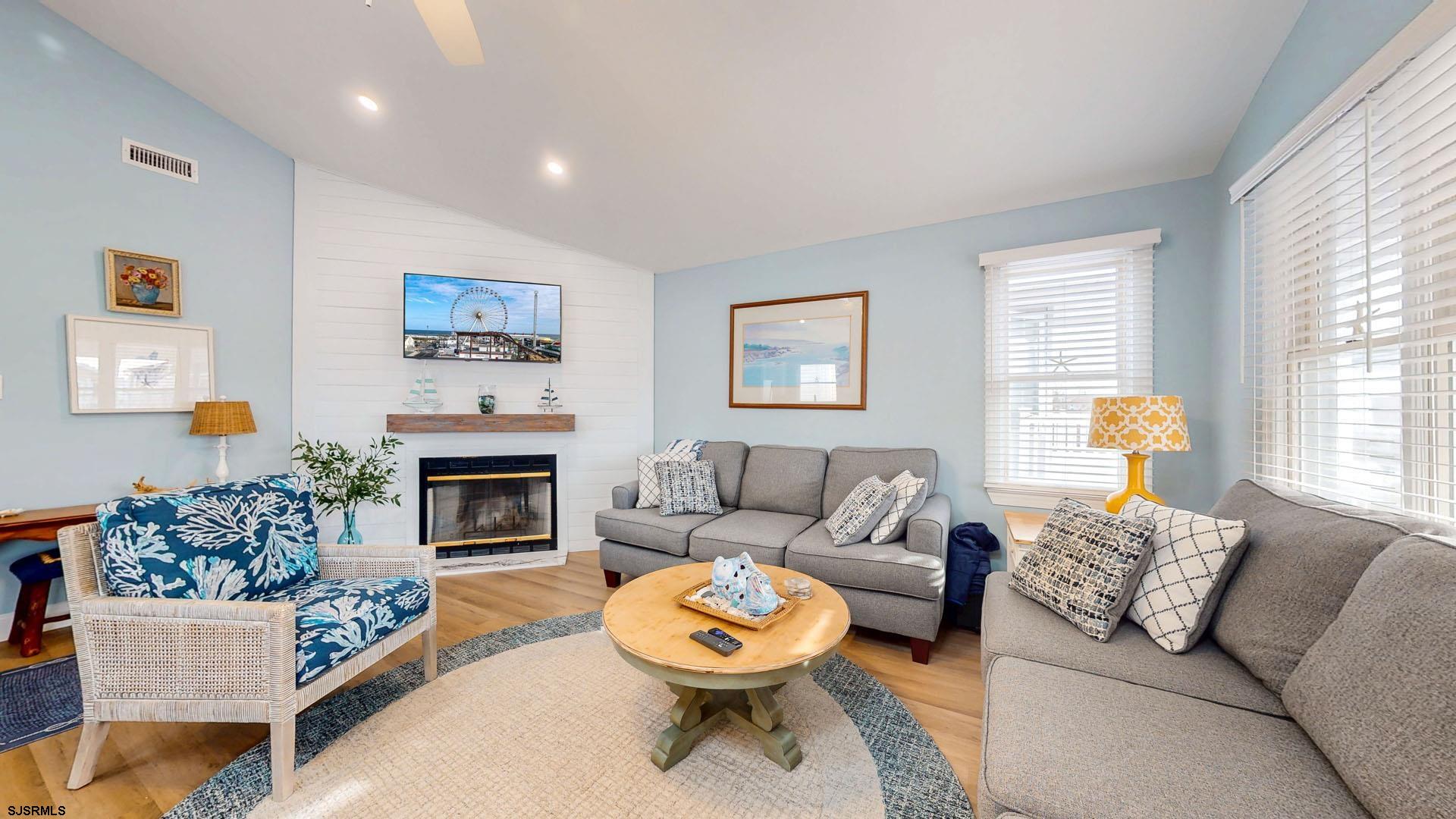 930 Bay Ave Unit: 2