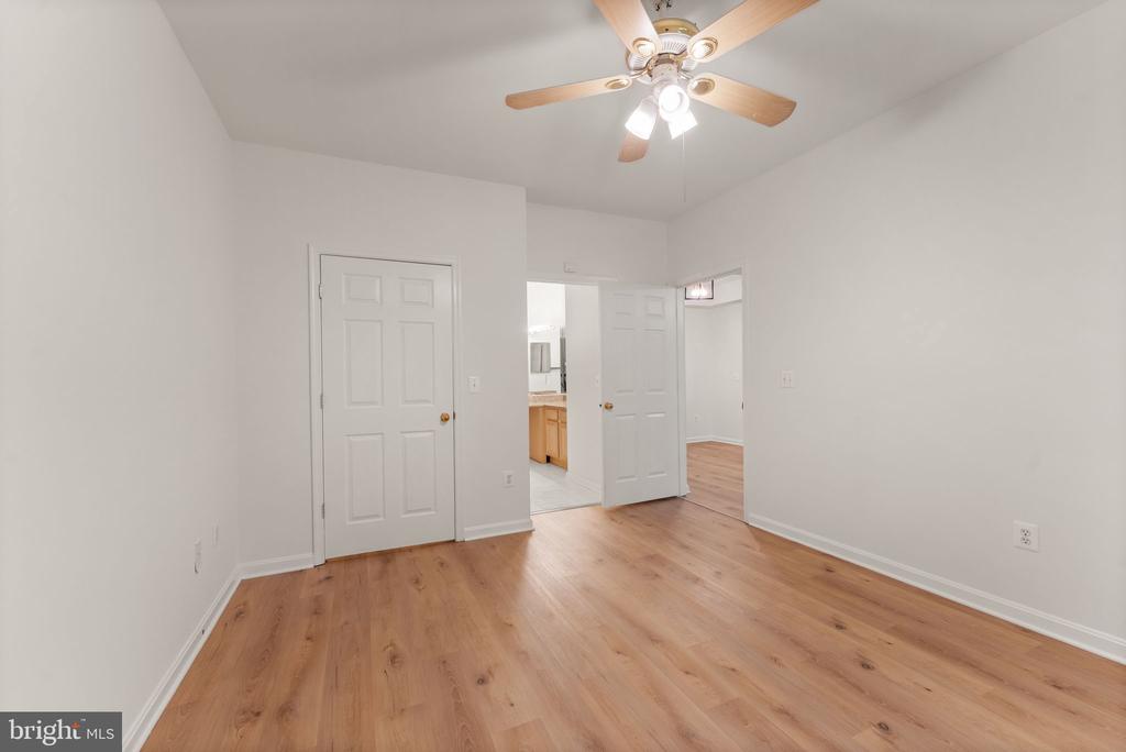 20453 CHESAPEAKE SQUARE Unit: 103